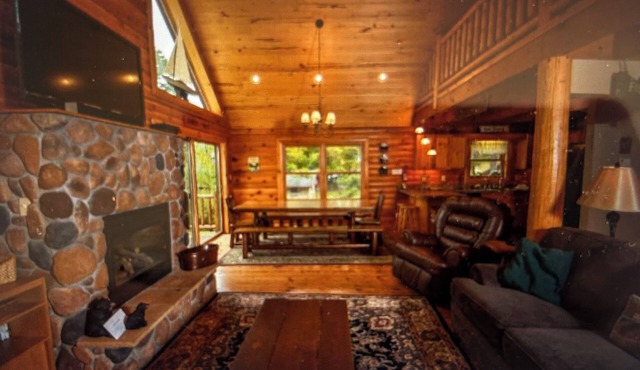 5 bedroom, 4.5 bath Log Cabin in Deep Creek Lake