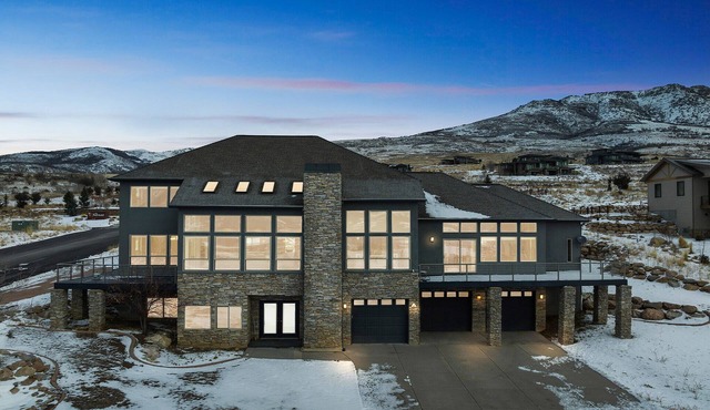 5 Bedroom, 4 Bath Beautifully Decorated Ski House