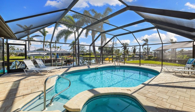 5 Bedroom/4 Bath Saltwater Pool Home with Kayaks and Boat!nFishing off the dock!