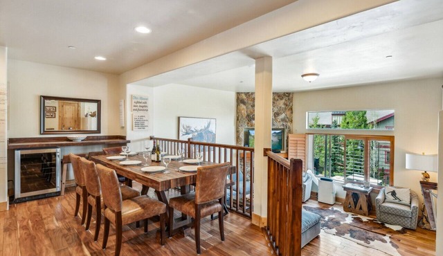 5 Bedroom 4 Bathroom + Hot Tub Minutes to Slopes