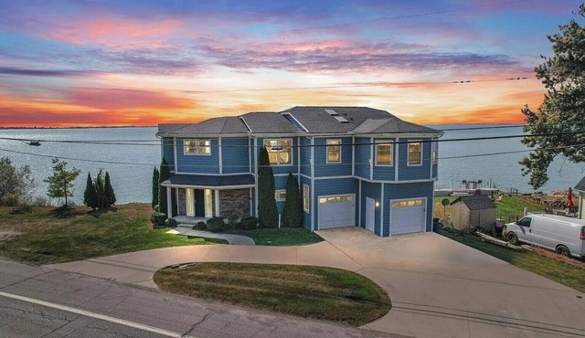 5 bedroom 5 1/2 bath water front Home on lake St Clair.
