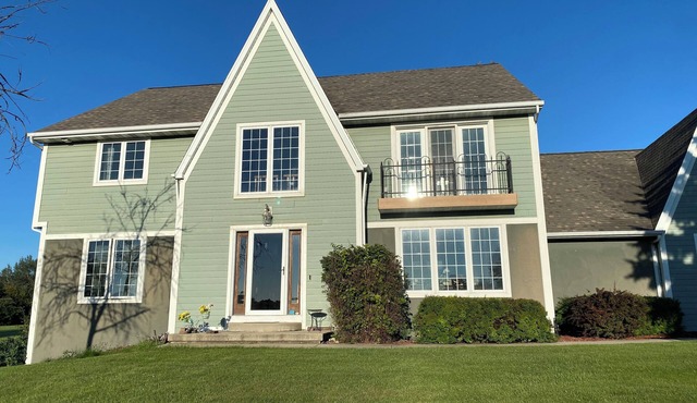 5 Bedroom 5 bath custom home 17 min from Lambeau with hot tub