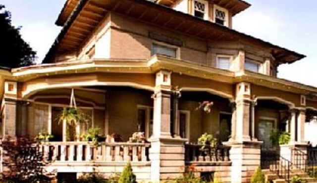 5 Bedroom/5 Bathroom Mansion near local attractions, entertainment & shopping.