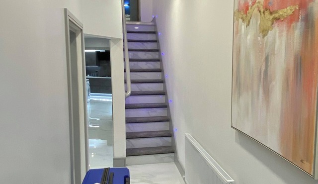 5 bedroom 5 ensuite property ideal for large groups or contractors