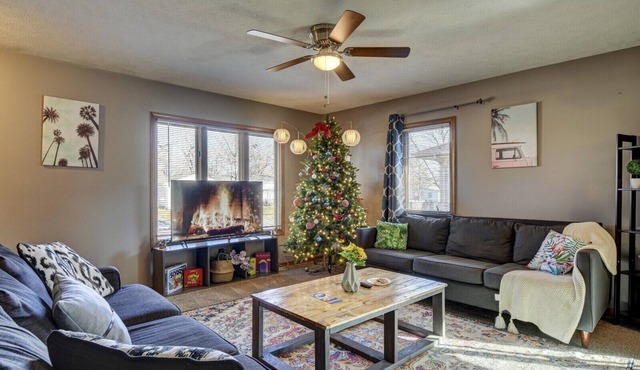 5-bedroom/6-bed home & Minutes away by foot to the pedestrian bridge