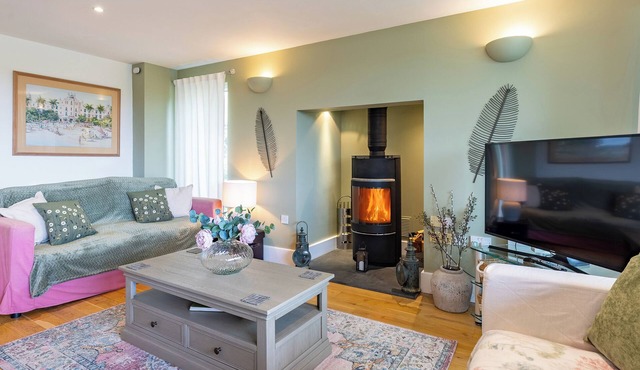 5 bedroom accommodation in Somerford Keynes