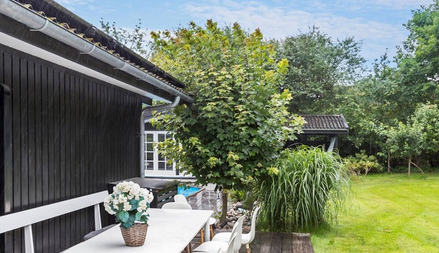 5 bedroom accommodation in Dronningmølle