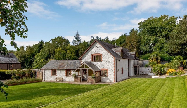 5 bedroom accommodation in Abergavenny