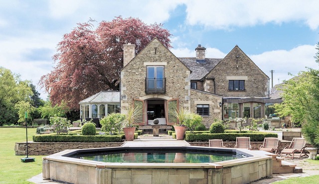 5 bedroom accommodation in The Camp, near Stroud