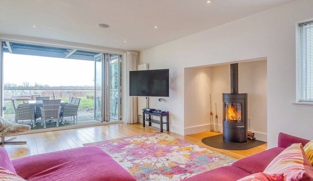 5 bedroom accommodation in Somerford Keynes, near Cirencester