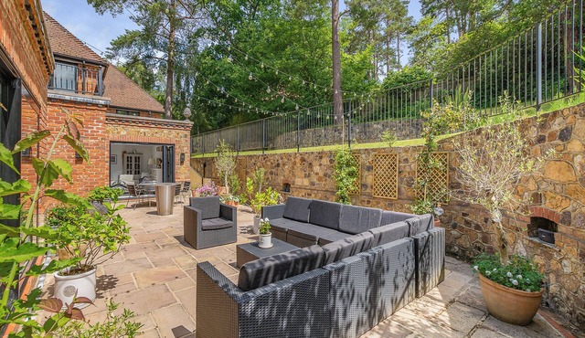 5 bedroom accommodation in Crowborough