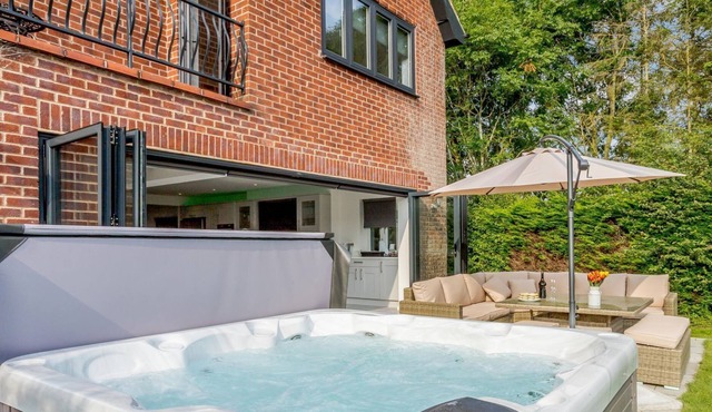 5 bedroom accommodation in Ingoldsby, near Grantham