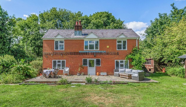 5 bedroom accommodation in Dibden, near Southampton