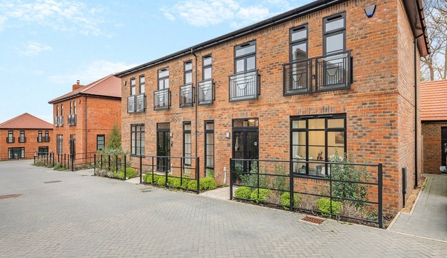 5 bedroom accommodation in Canterbury