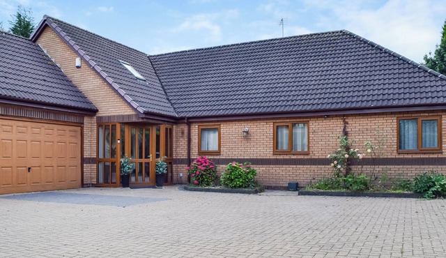 5 bedroom accommodation in Gamston, near Nottingham