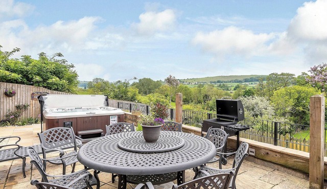 5 bedroom accommodation in Stonehouse, near Stroud