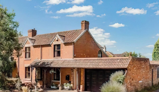 5 bedroom accommodation in Trowbridge