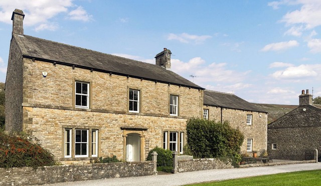 5 bedroom accommodation in Arncliffe