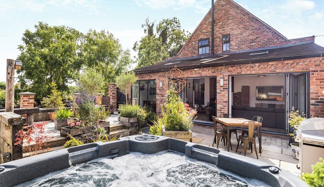 5 bedroom accommodation in Ashbourne