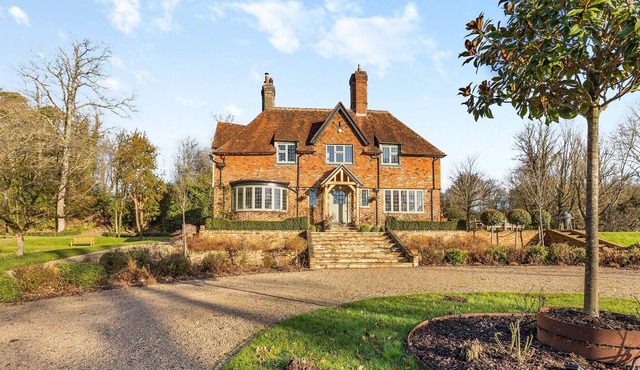 5 bedroom accommodation in Hawkhurst