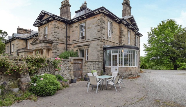 5 bedroom accommodation in Lancaster