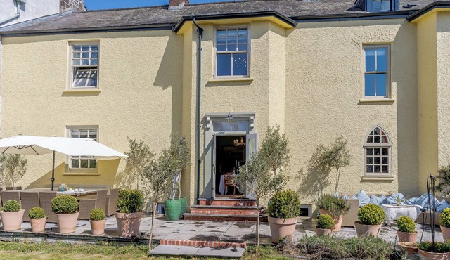 5 bedroom accommodation in Laugharne