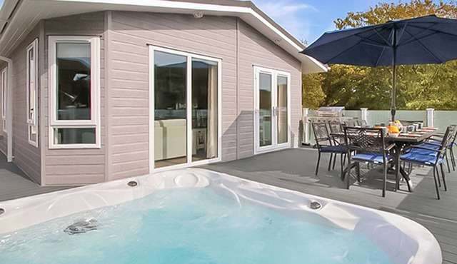 5 bedroom accommodation in Milford-on-Sea, Nr Lymington