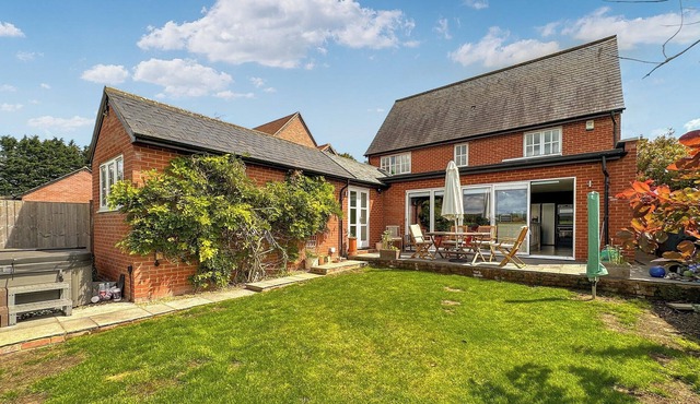 5 bedroom accommodation in Walken, near Stevenage