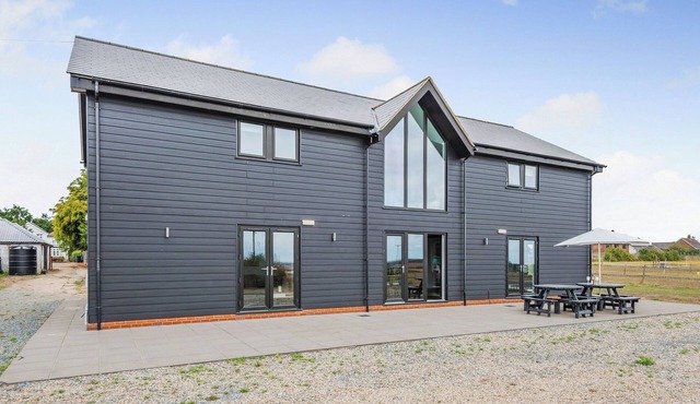 5 bedroom accommodation in Althorne