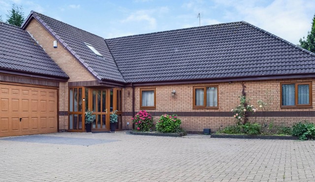 5 bedroom accommodation in Gamston, near Nottingham