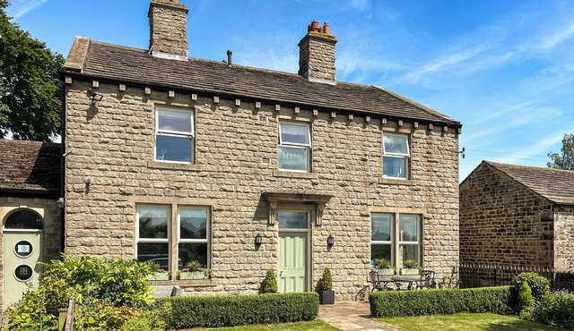 5 bedroom accommodation in Baildon