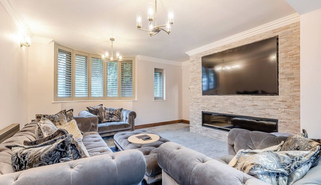 5 bedroom accommodation in Cromford, near Matlock Bath