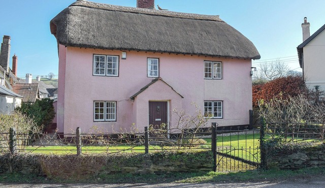 5 bedroom accommodation in Winsford