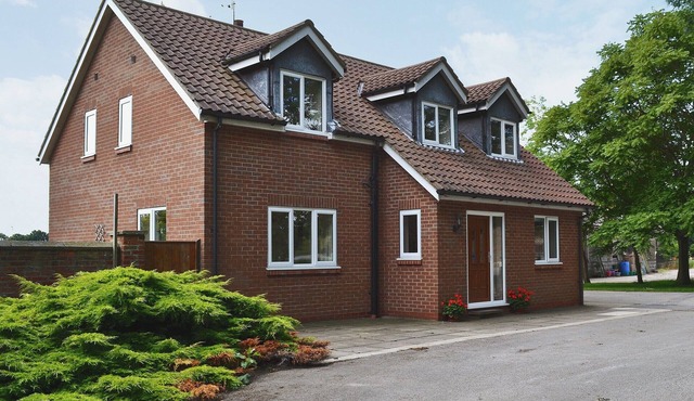 5 bedroom accommodation in Brandesburton, near Hornsea