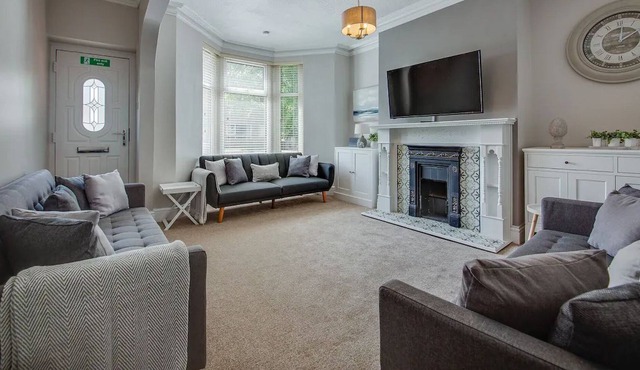 5 bedroom accommodation in Buxton