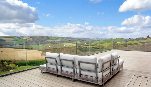 5 bedroom accommodation in Exeter