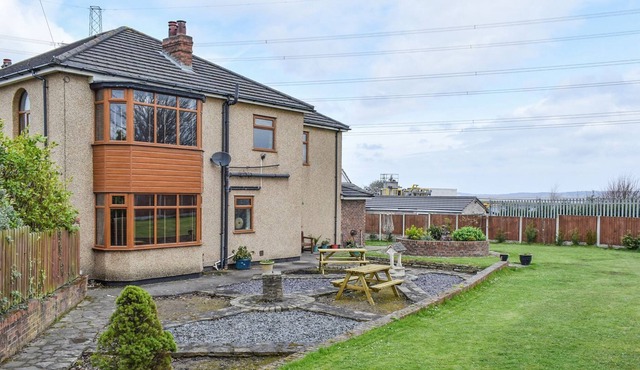5 bedroom accommodation in Oakenholt, near Flintshire