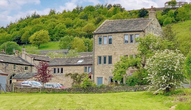 5 bedroom accommodation in Slaithwaite, near Huddersfield