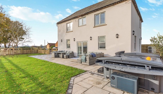 5 bedroom accommodation in East Stoke, near Newark