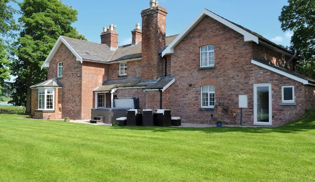 5 bedroom accommodation in Newtown