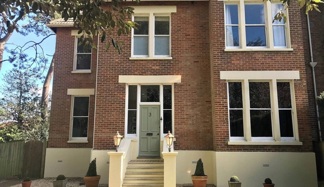 5 bedroom accommodation in Poole