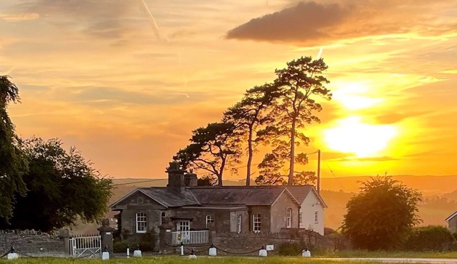 5 bedroom accommodation in Stroud