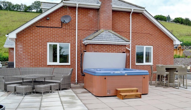 5 bedroom accommodation in Llananno, near Llandrindod Wells