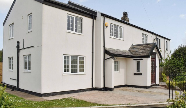 5 bedroom accommodation in Warton, near Lytham