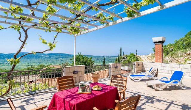 5 bedroom accommodation in Drvenik
