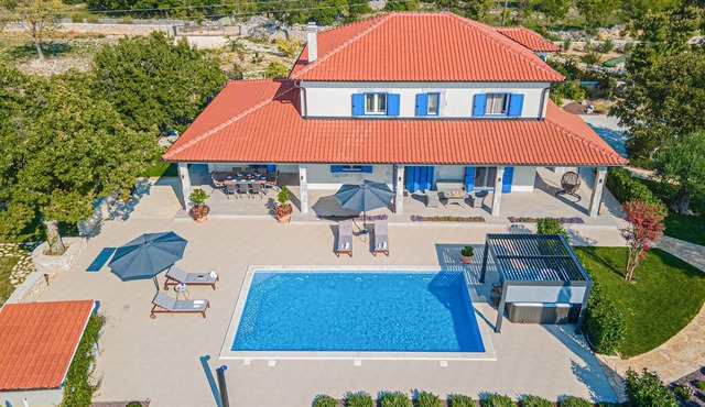 5 bedroom accommodation in Drnis
