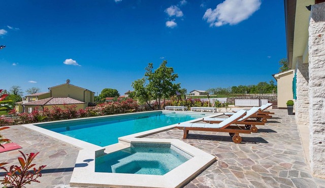 5 bedroom accommodation in Zminj