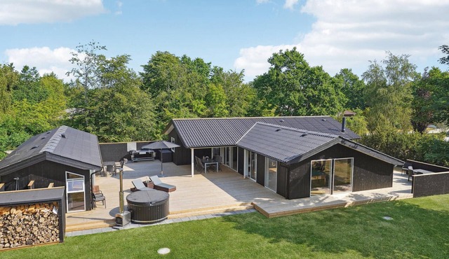 5 bedroom amazing home in Glesborg