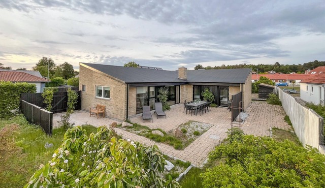 5 bedroom awesome home in Ebeltoft