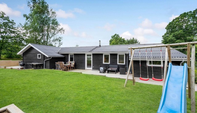 5 bedroom awesome home in Fårvang